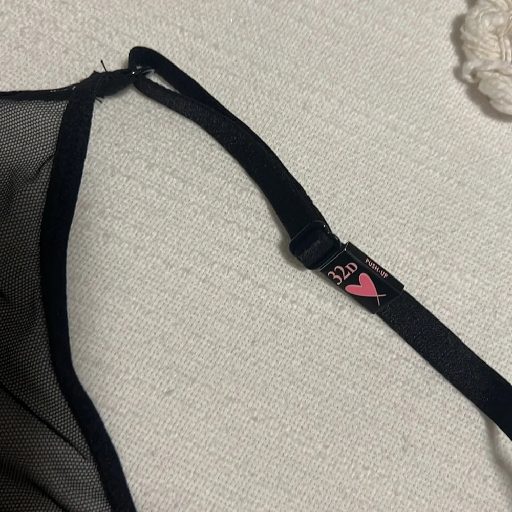 SOLD!! Victoria’s Secret black front closure racer back push-up bra. NEW - Picture 4 of 9